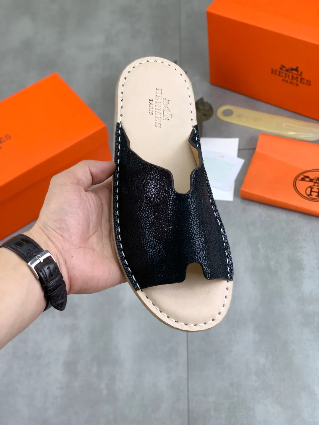 Men's men's shoes 💰P360 new model (genuine leather outsole series) new colors are coming simultaneously on the official website [HERMES] Hermès series: original development, original anatomy display, exclusive outsole [Material] Sole: original genuine leather sole with cow essence film 🌸. Fabric Original calfskin Lining: Imported cowhide, delicate and soft Code number: 38-44